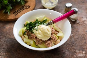Салат с тунцом, яблоком и фасолью