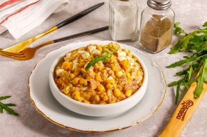 Салат с тунцом, кукурузой и яйцами