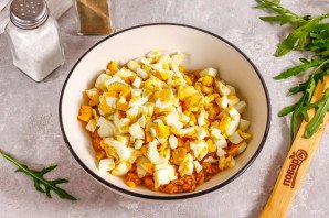 Салат с тунцом, кукурузой и яйцами