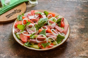 Салат с ветчиной, помидорами и базиликом