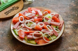 Салат с ветчиной, помидорами и базиликом