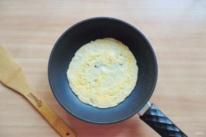 Салат с жареным яйцом и курицей