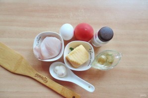 Салат с жареным яйцом и курицей