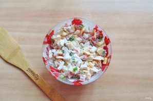 Салат с жареным яйцом и курицей