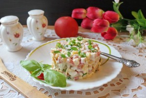 Салат с жареным яйцом и курицей