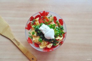 Салат с жареным яйцом и курицей