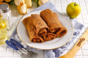 Шоколадные блинчики с карамельными яблоками