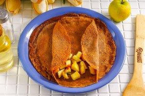 Шоколадные блинчики с карамельными яблоками