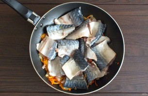 Скумбрия со свеклой на зиму