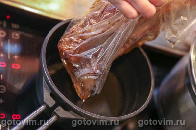 Свиная грудинка с соусом из хрена и яблок