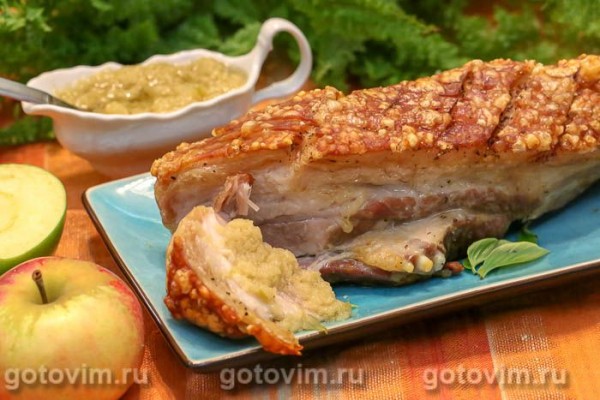 Свиная грудинка с соусом из хрена и яблок