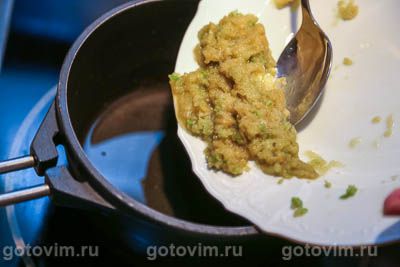 Свиная грудинка с соусом из хрена и яблок