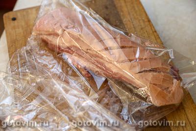 Свиная грудинка с соусом из хрена и яблок