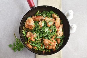 Тушеная фасоль с курицей