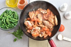 Тушеная фасоль с курицей