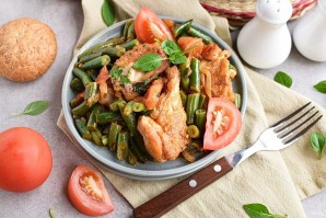 Тушеная фасоль с курицей