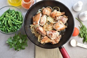 Тушеная фасоль с курицей