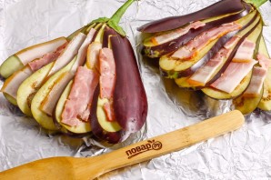 Веер из баклажанов с беконом в духовке