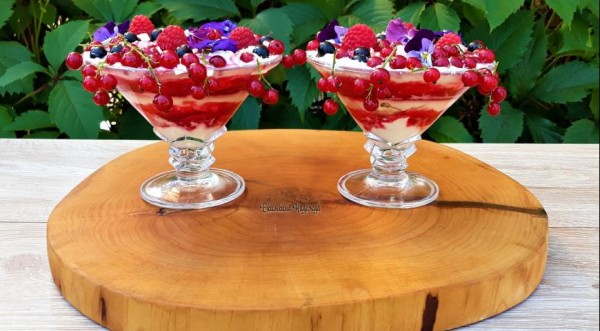 Взбитые сливки с желе из красной смородины, с фруктами и съедобными цветами, пошаговый рецепт с фото