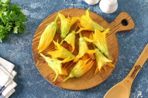 Фаршированные цветки кабачков