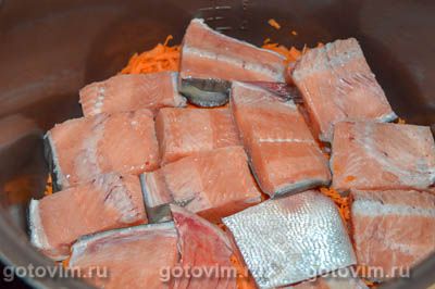 Горбуша на овощной подушке в мультиварке