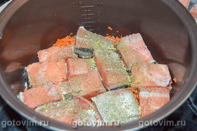 Горбуша на овощной подушке в мультиварке