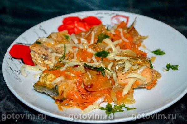 Горбуша на овощной подушке в мультиварке