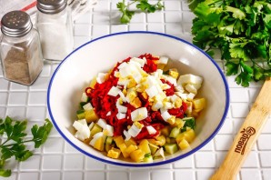 Холодный борщ из маринованной свеклы с колбасой