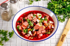 Холодный борщ из маринованной свеклы с колбасой