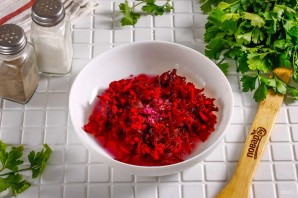 Холодный борщ из маринованной свеклы с колбасой