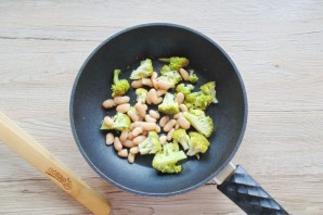 Яичница с брокколи и фасолью