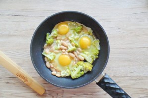 Яичница с брокколи и фасолью
