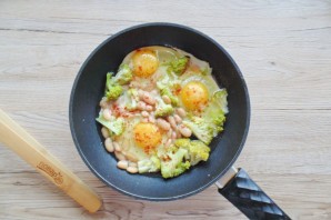 Яичница с брокколи и фасолью