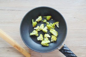 Яичница с брокколи и фасолью