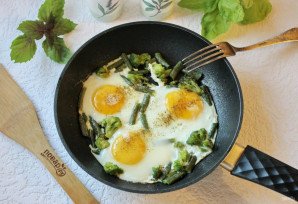 Яичница с брокколи и стручковой фасолью