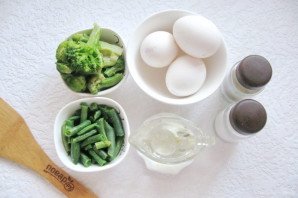 Яичница с брокколи и стручковой фасолью