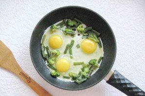 Яичница с брокколи и стручковой фасолью