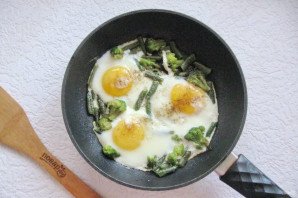 Яичница с брокколи и стручковой фасолью