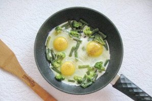 Яичница с брокколи и стручковой фасолью