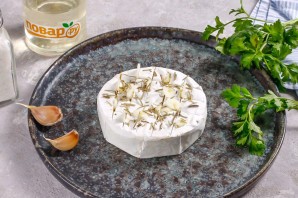 Камамбер с чесноком и розмарином в духовке