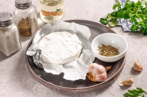 Камамбер с чесноком и розмарином в духовке