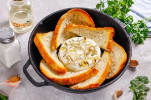 Камамбер с чесноком и розмарином в духовке