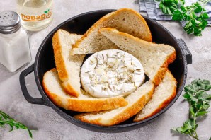 Камамбер с чесноком и розмарином в духовке