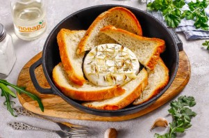 Камамбер с чесноком и розмарином в духовке