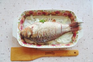 Карась в духовке на луковой подушке