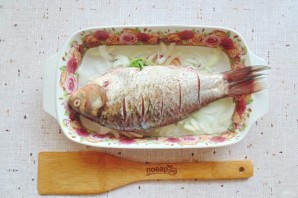 Карась в духовке на луковой подушке