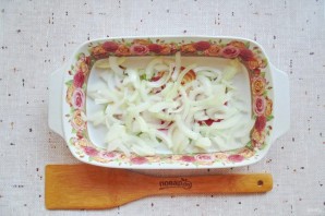 Карась в духовке на луковой подушке