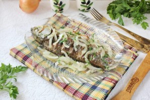 Карась в духовке на луковой подушке