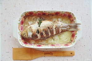 Карась в духовке на луковой подушке