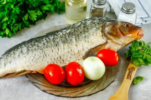 Карп запеченный с помидорами и луком